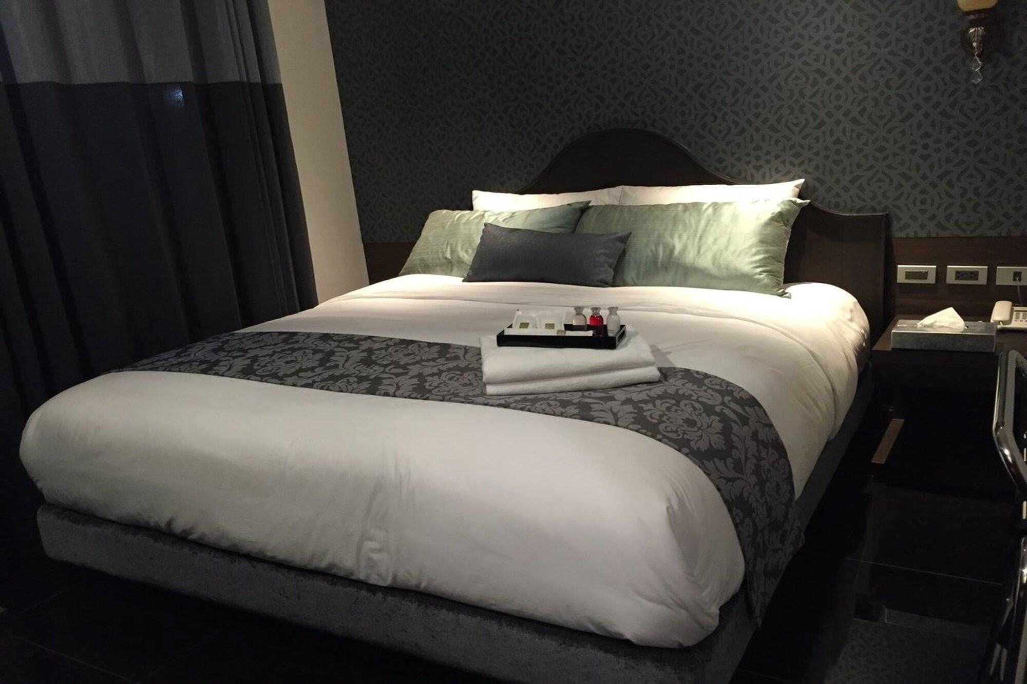 The Fah Silom Hotel Банкок Екстериор снимка