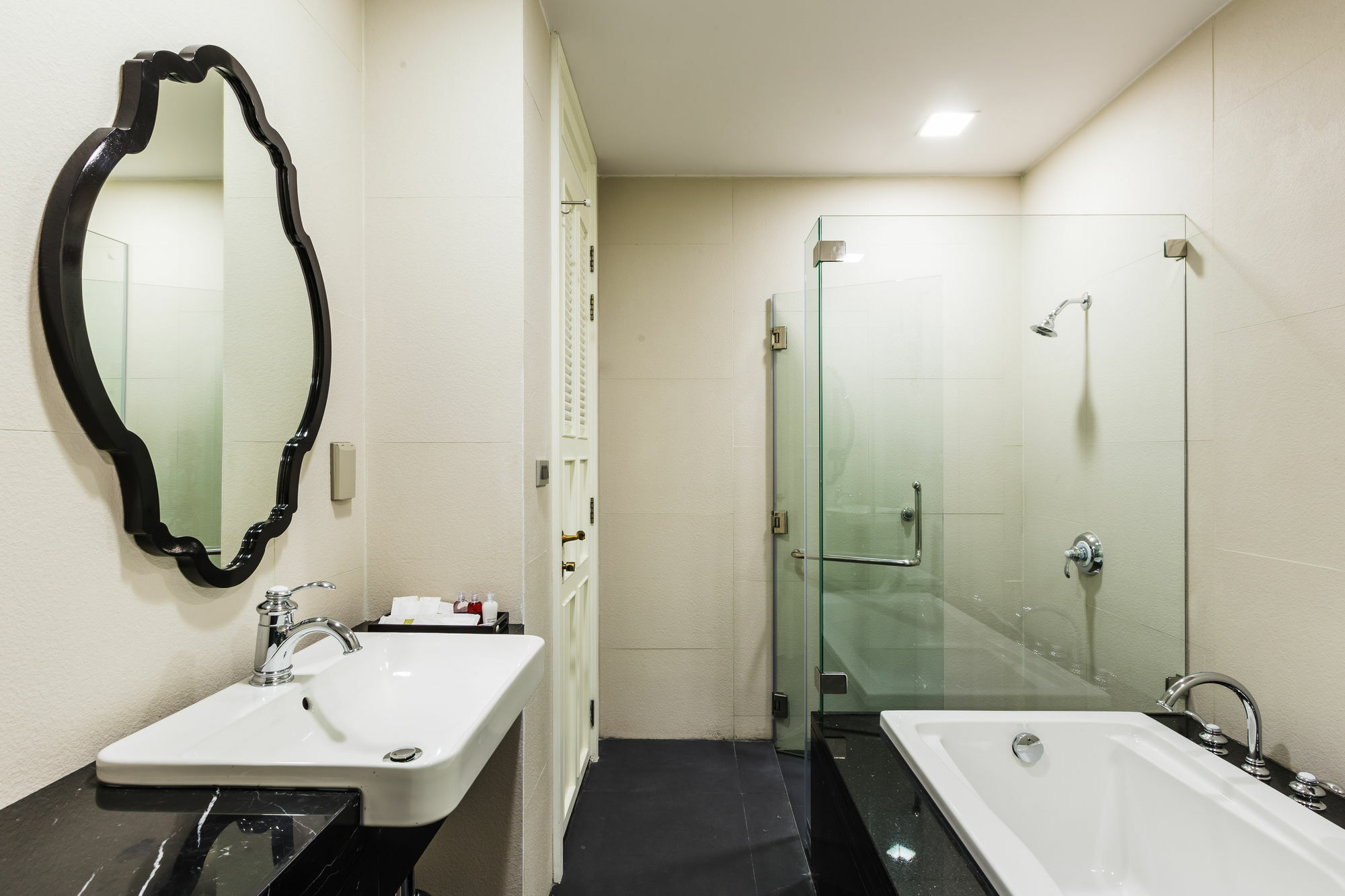 The Fah Silom Hotel Банкок Екстериор снимка