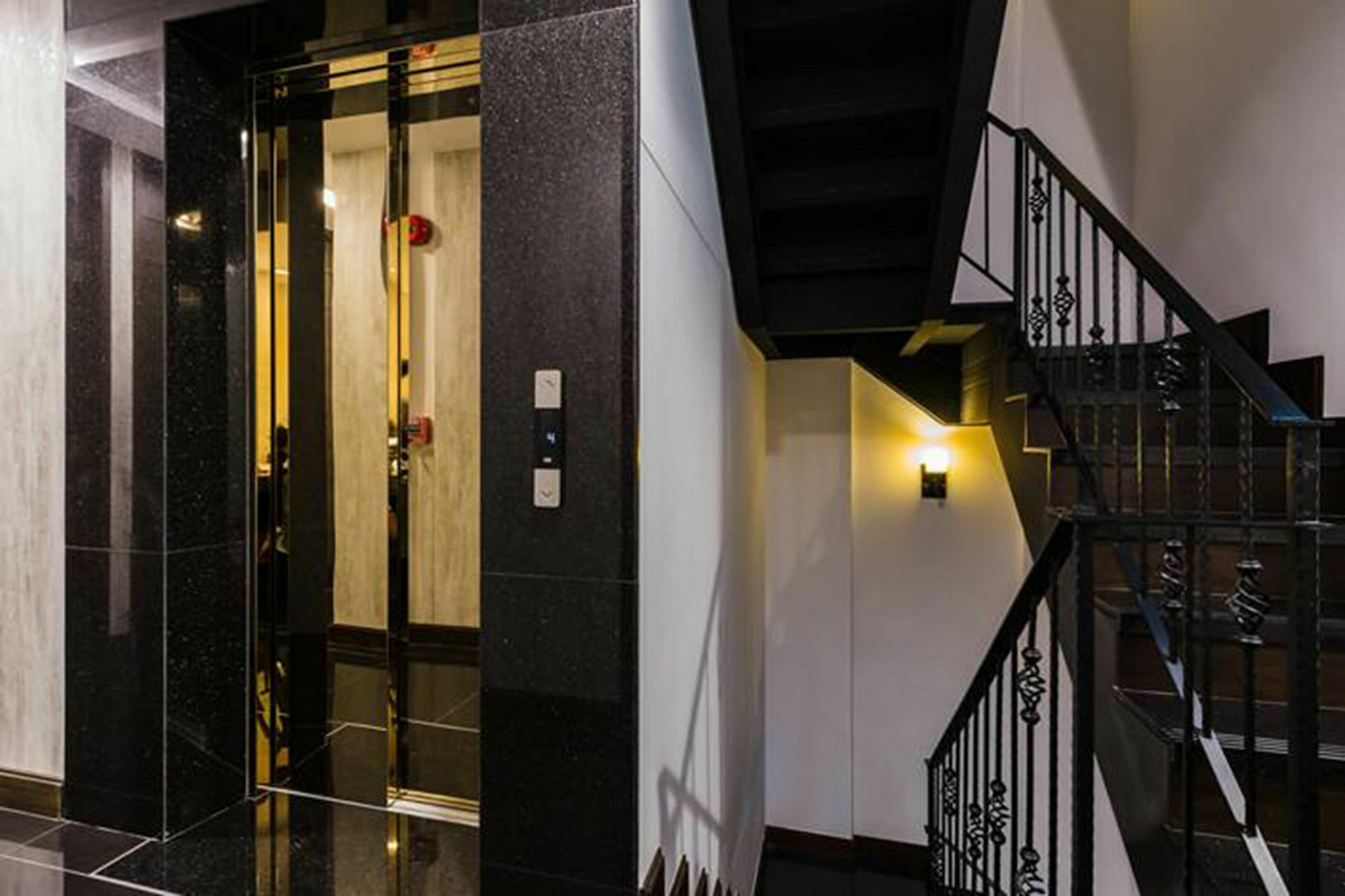 The Fah Silom Hotel Банкок Екстериор снимка