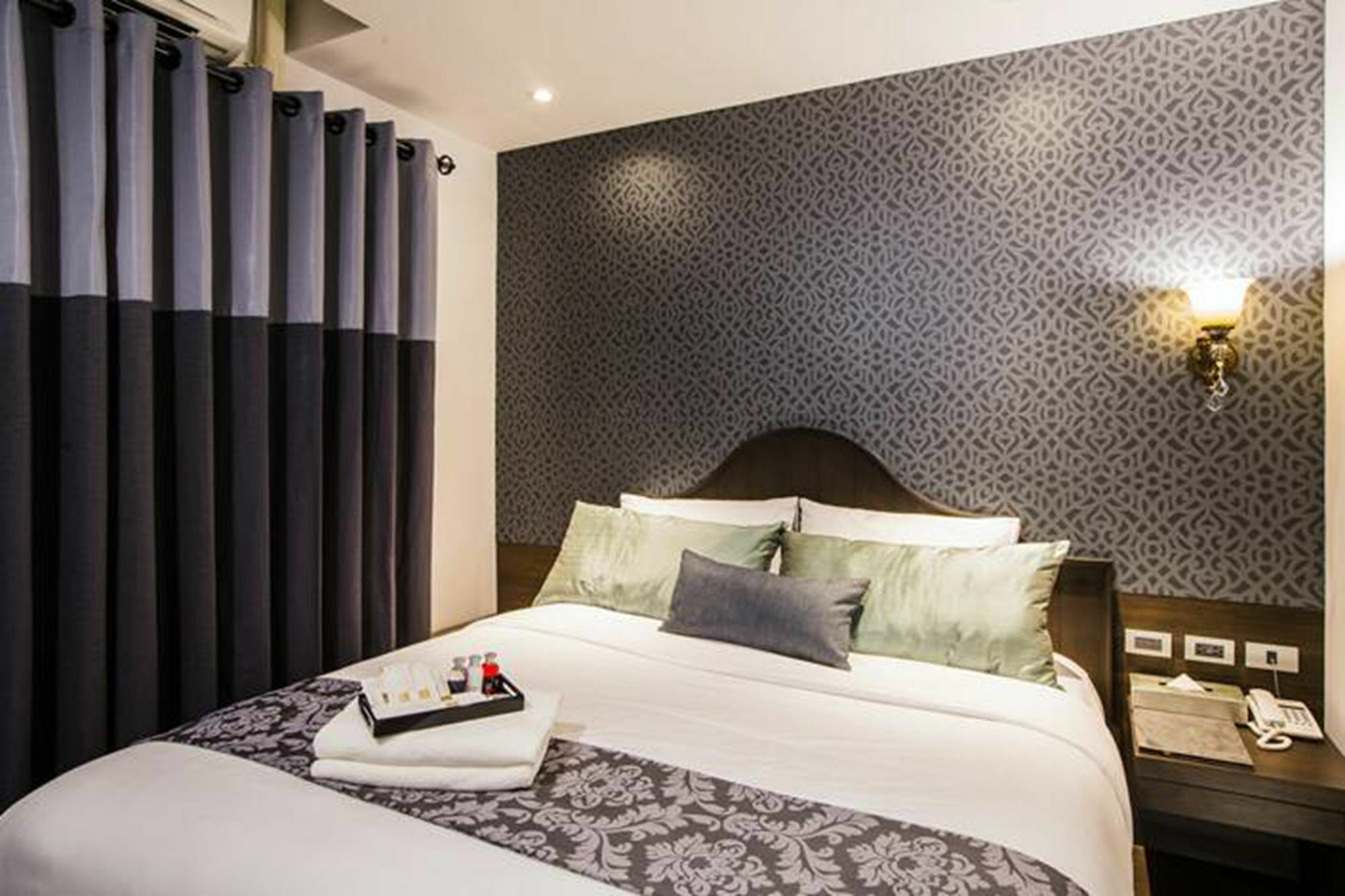 The Fah Silom Hotel Банкок Екстериор снимка